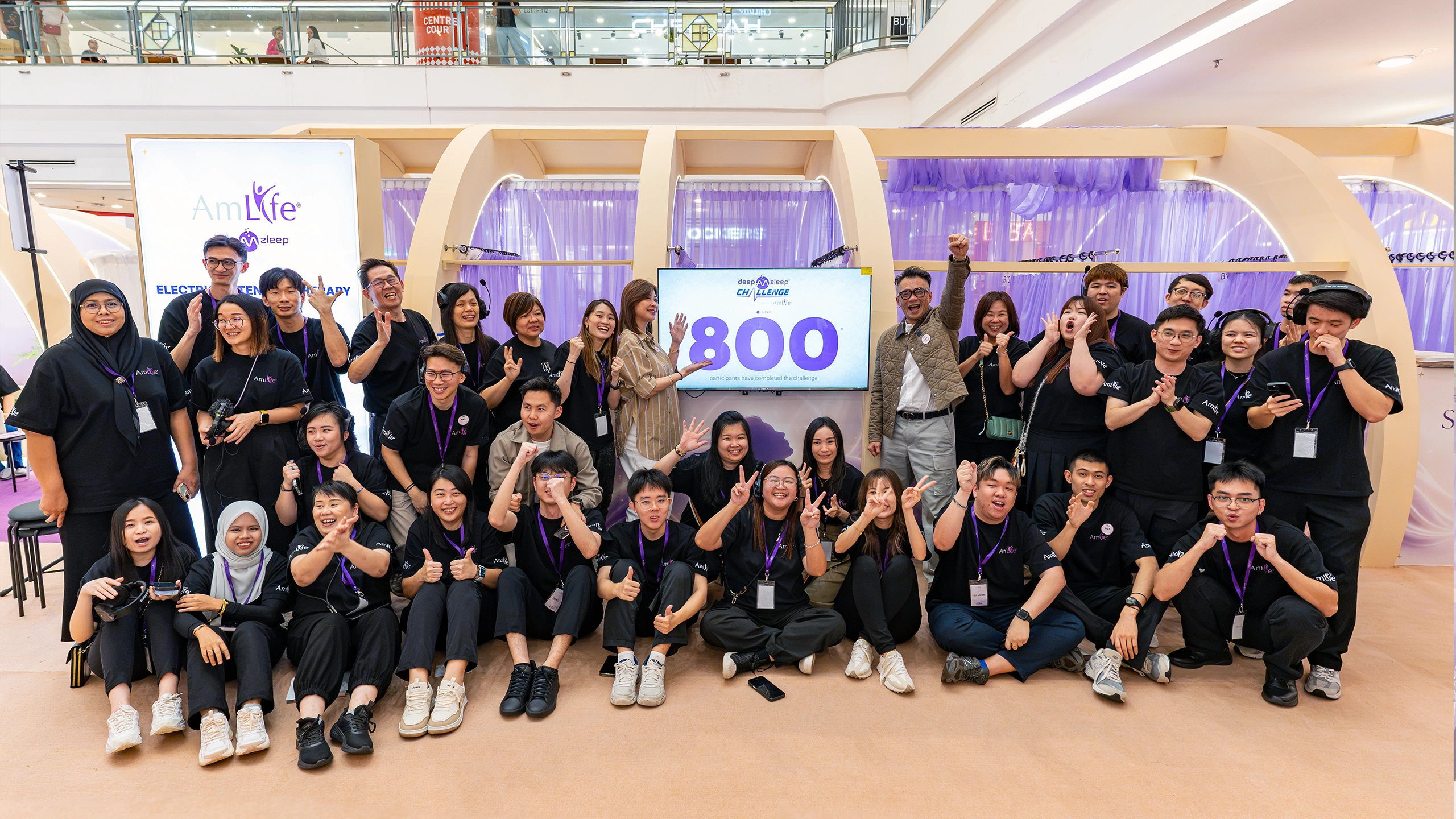 AmLife’s crew celebrating as the live tracker crossed 800 completed sessions at 1 Utama.